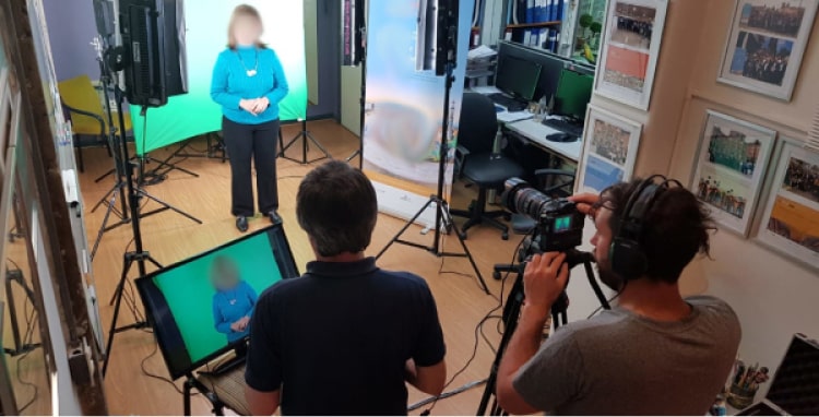 Equipo de video grabando una clase